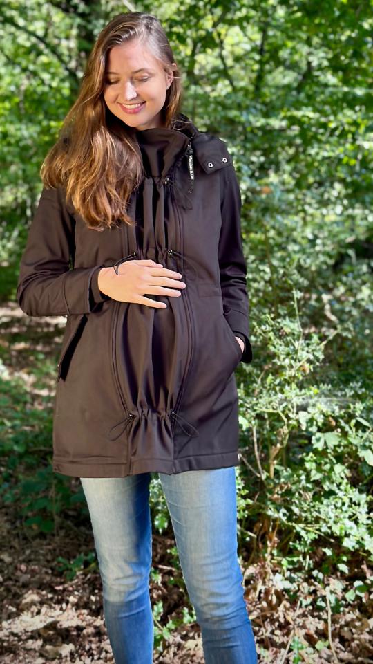 abrigo de porteo wombat en color negro en uso en embarazo